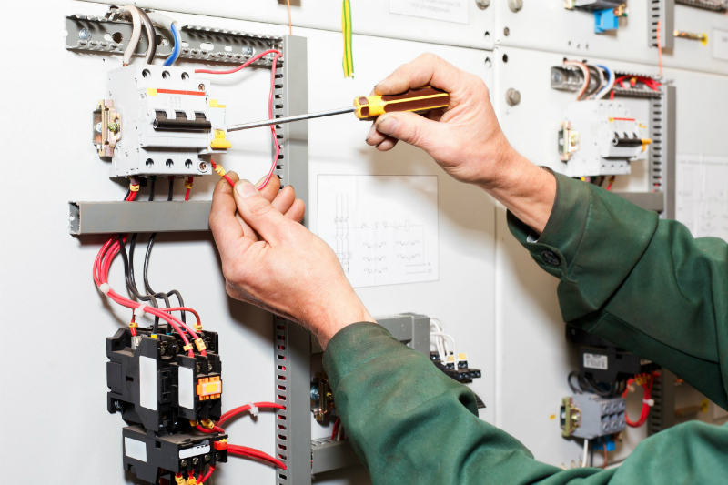 3 Reasons to Hire a Professional Electrician
