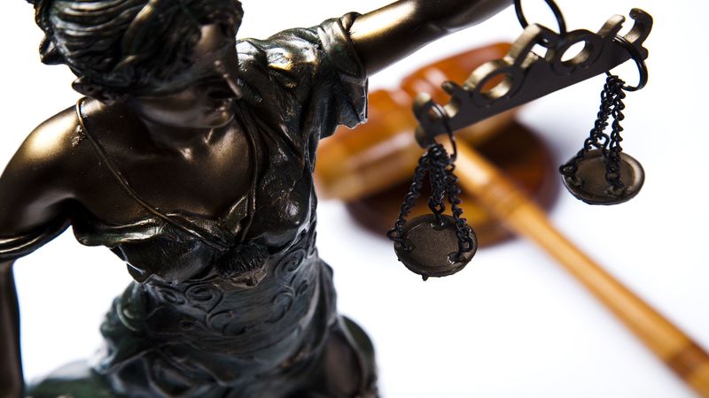 Signs That You Should Consult With a Business Litigation Lawyer